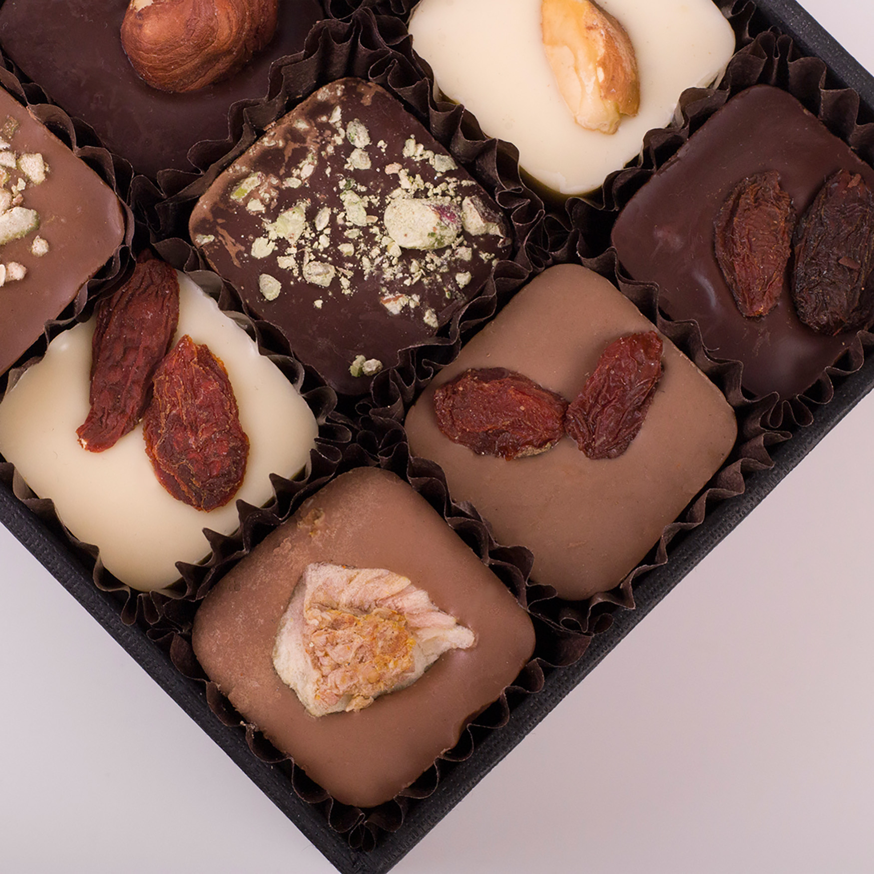 картинка Ассорти квадратных конфет 9 шт от магазина Тринитарио